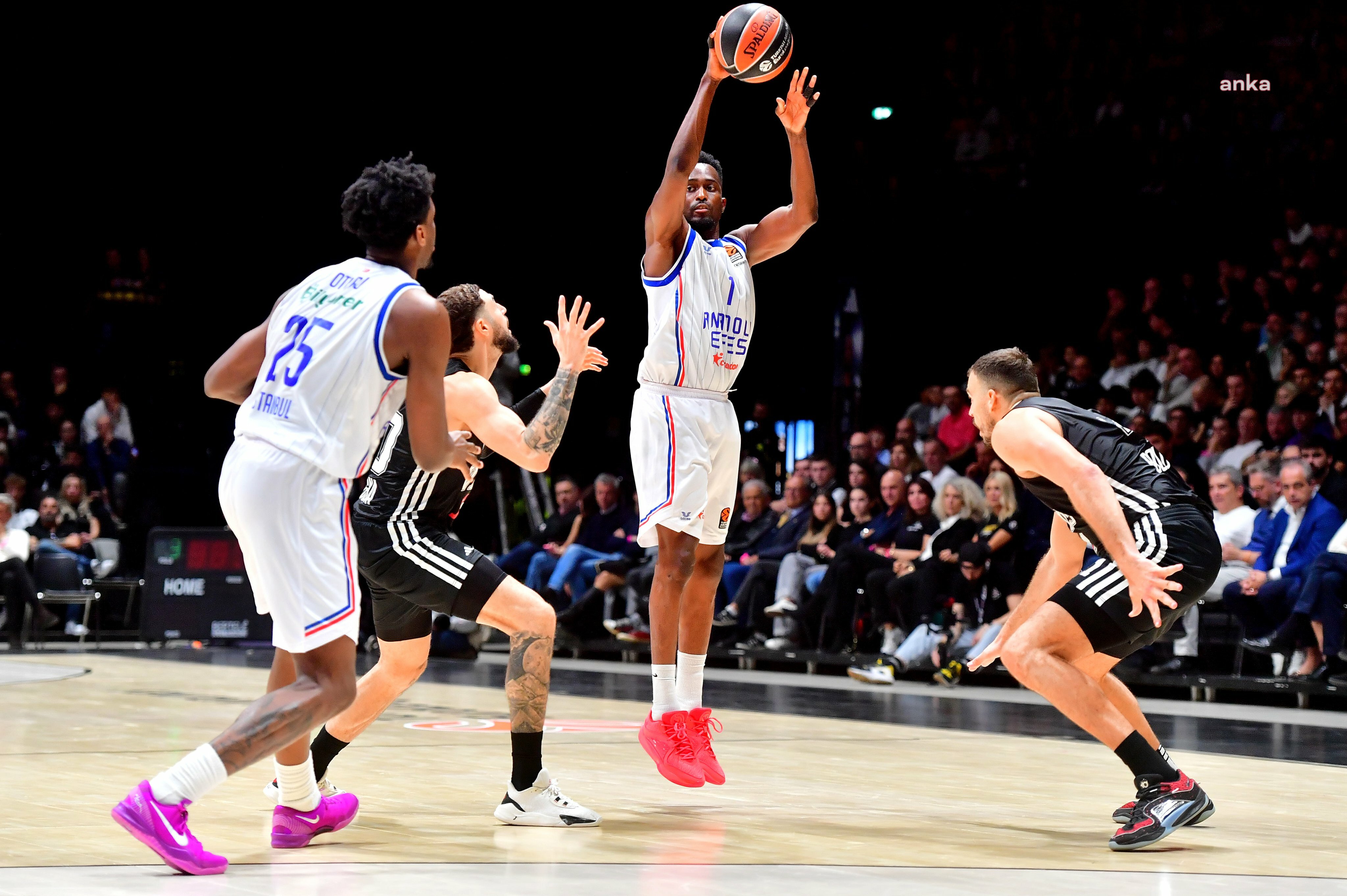 Anadolu Efes Virtus Bologna’yı 76-67 yendi