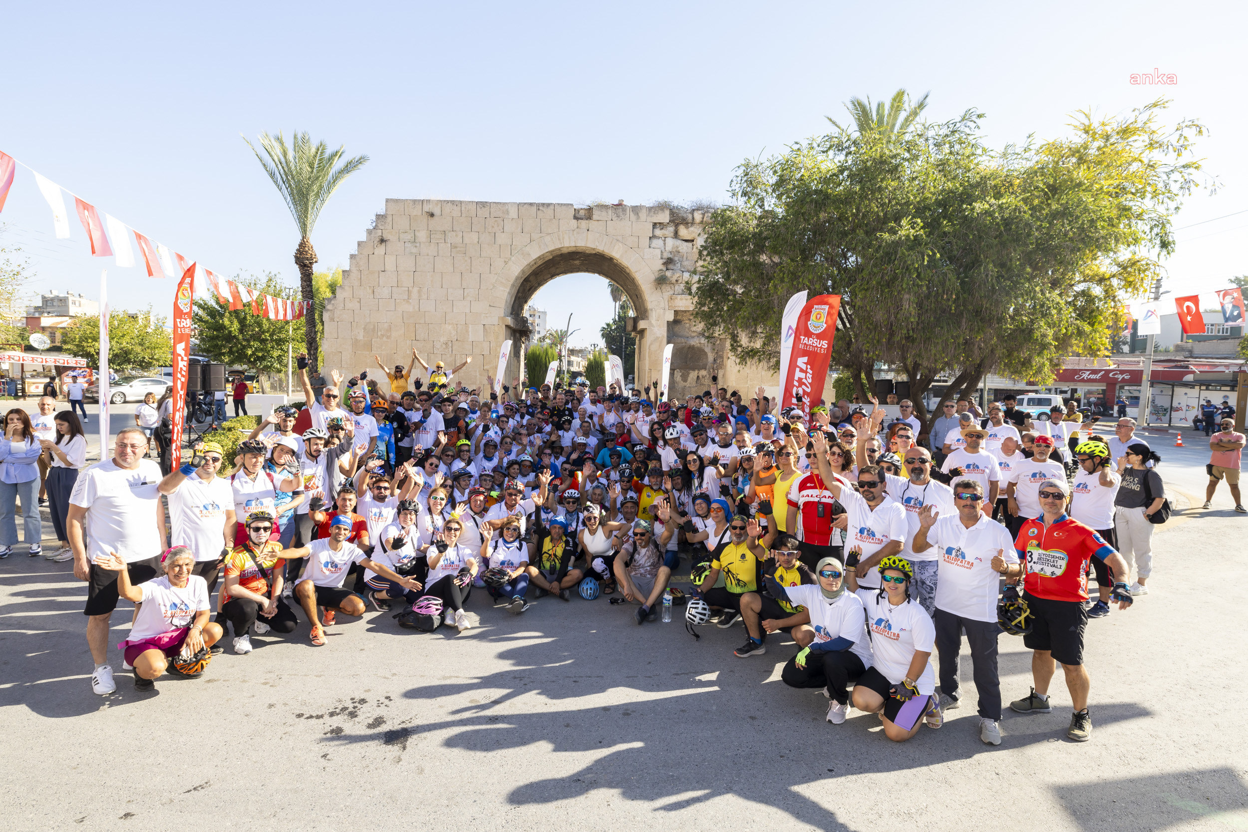 Bisiklet tutkunları, Mersin Büyükşehir Belediyesi’nin 3. Kleopatra Bisiklet Festivali’nde buluştu