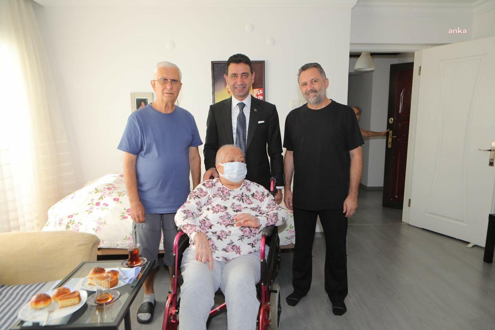 Bayraklı Belediye Başkanı Önal, sosyal medyadan gelen çay davetini geri çevirmedi