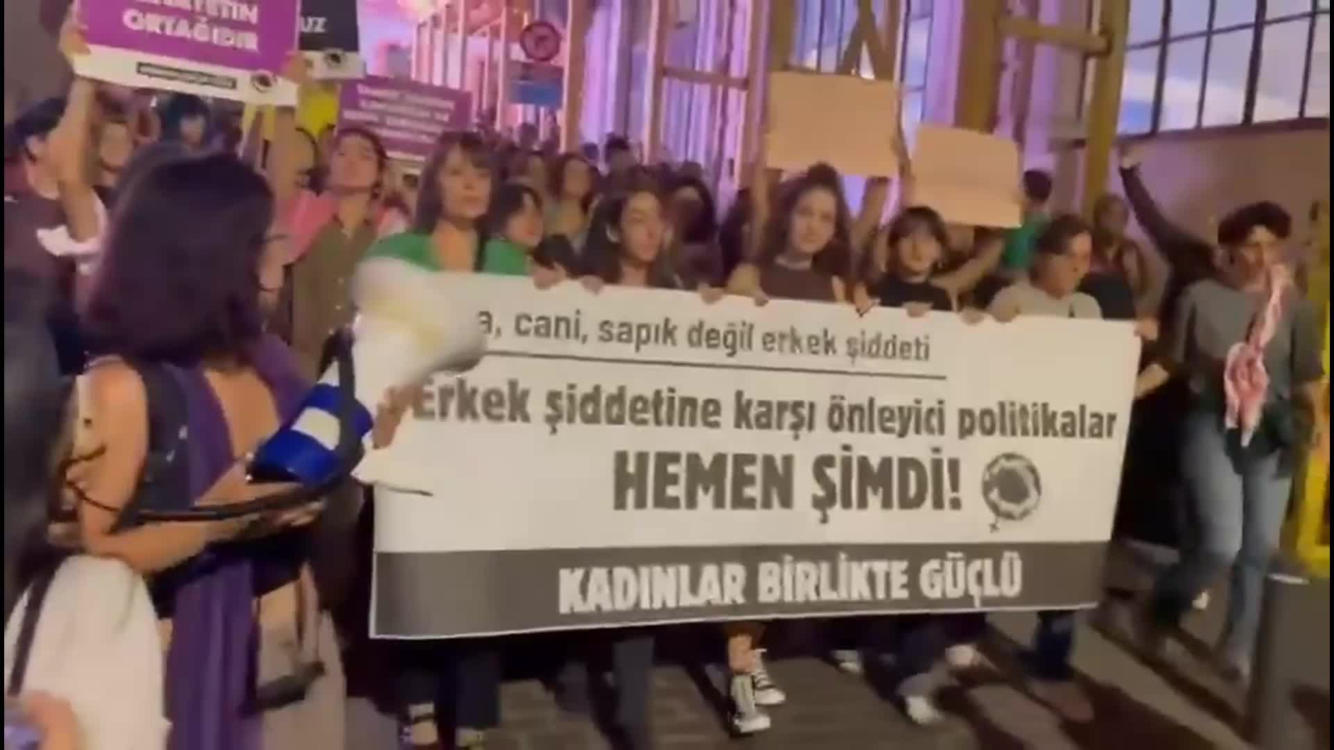 Kadın katliamları Tünel'de protesto edildi