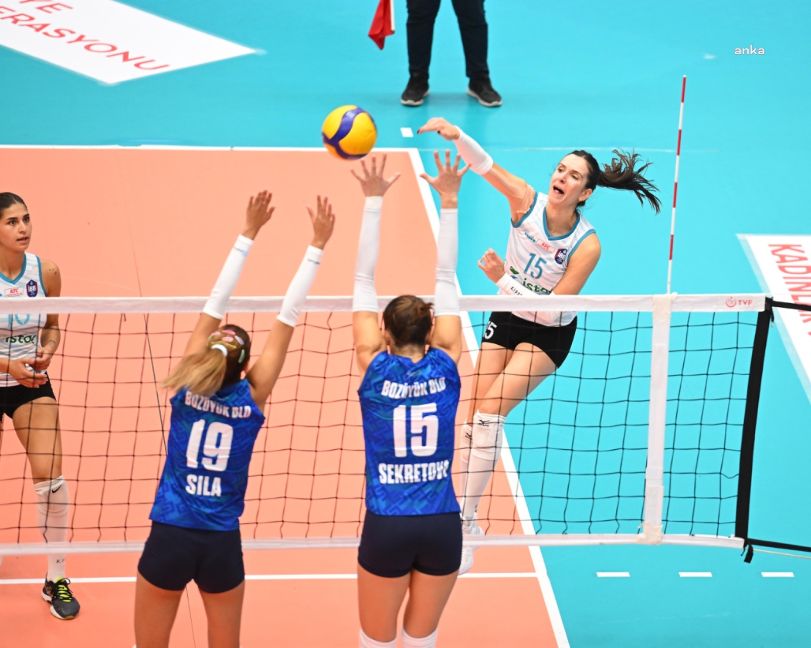 Bozüyük Belediye Başkanı Bakkalcıoğlu, Belediye Kadın Voleybol Takımı'nı ilk maçında yalnız bırakmadı