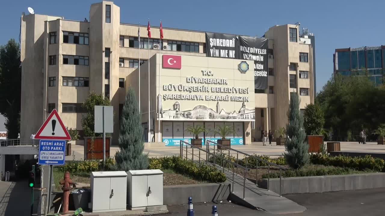 Diyarbakır’da DEM Partili belediyeler tarafından 566 kişinin işten çıkarılmasına AK Parti’den tepki