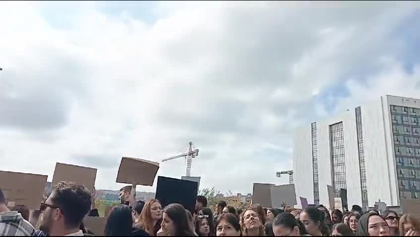 Öldürülen Ayşenur Halil'in okul arkadaşlarından protesto: "Adalet sarayı değil adalet istiyoruz"