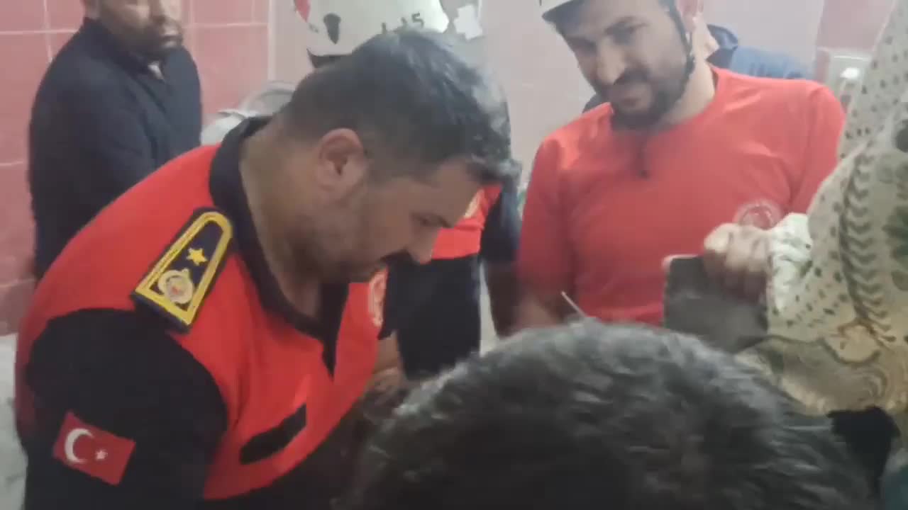 Şanlıurfa'da eli hamur makinasına sıkışan 13 yaşındaki çırak, itfaiye ekiplerince kurtarıldı