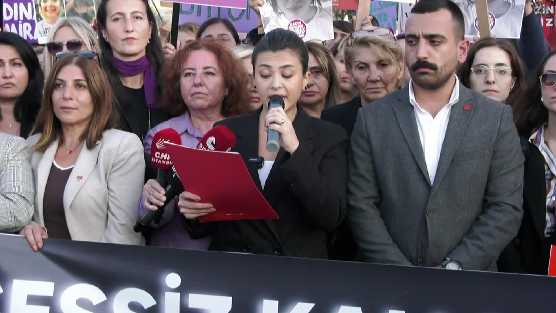 CHP'li gençler ve kadınlar Edirnekapı Surları önünden iktidara seslendi: "İstanbul Sözleşmesi'ni uygula!"