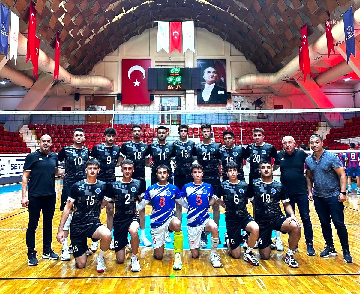 Seyhan Belediyespor Kulübü Erkek Voleybol Takımı, sezonun ilk galibiyetini aldı