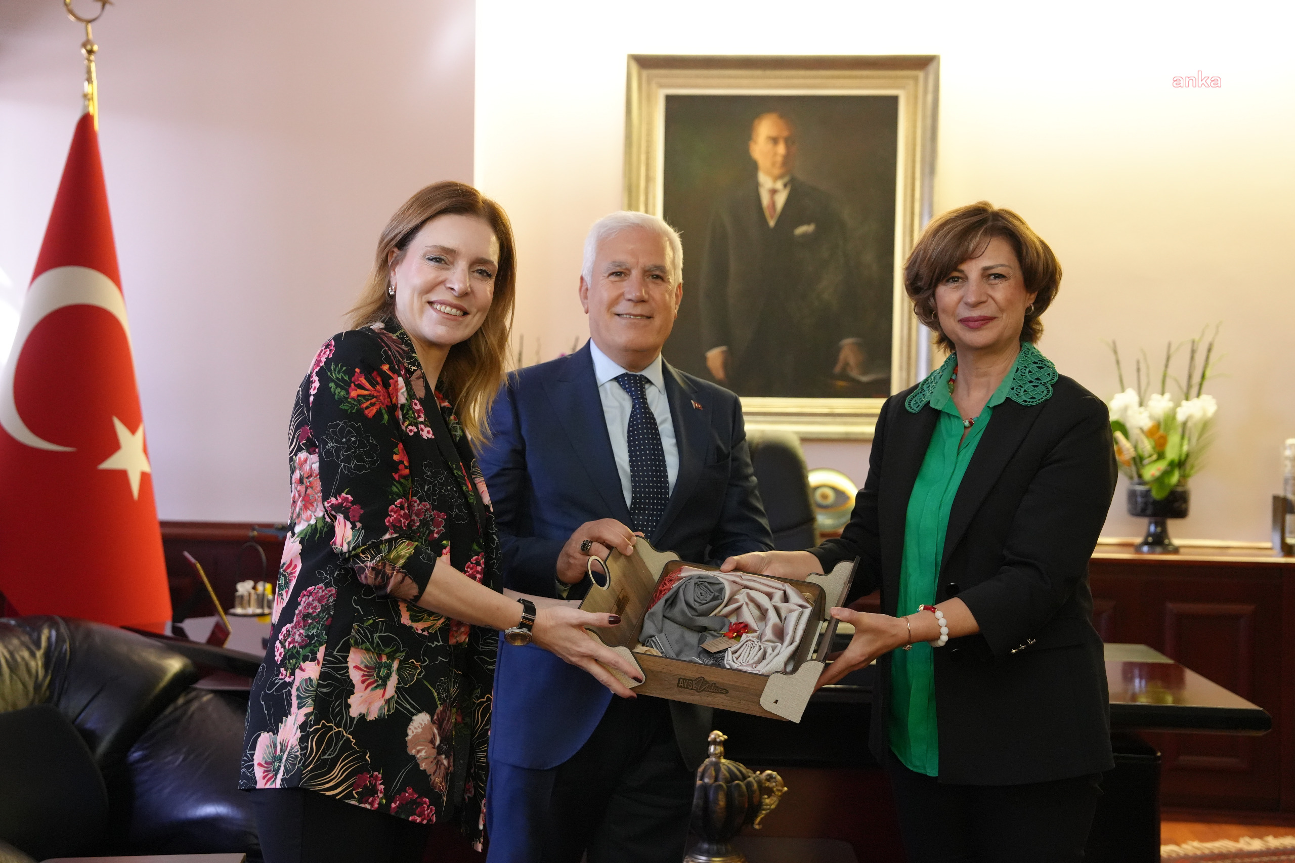 Eskişehir Büyükşehir Belediye Başkanı Ünlüce, Bursa Büyükşehir Belediye Başkanı Bozbey'i makamında ağırladı