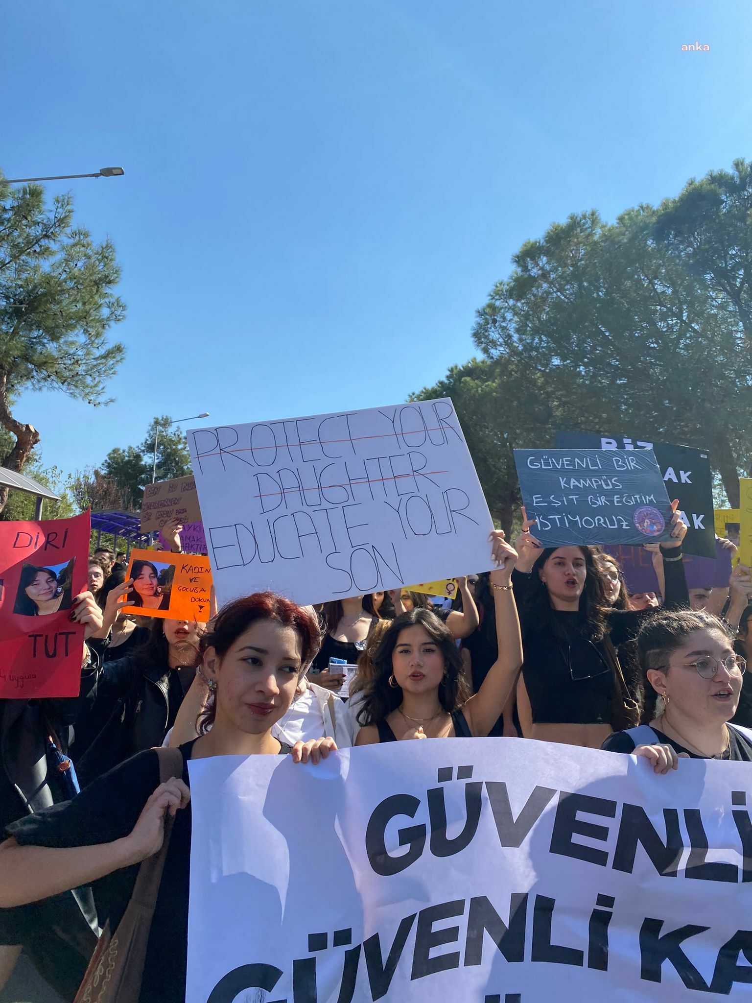 Dokuz Eylül Üniversitesi öğrencileri kadın cinayetlerini protesto etti: “İkbal ve Ayşenur'un katili sadece Semih Çelik değil, kadın düşmanı iktidardır"