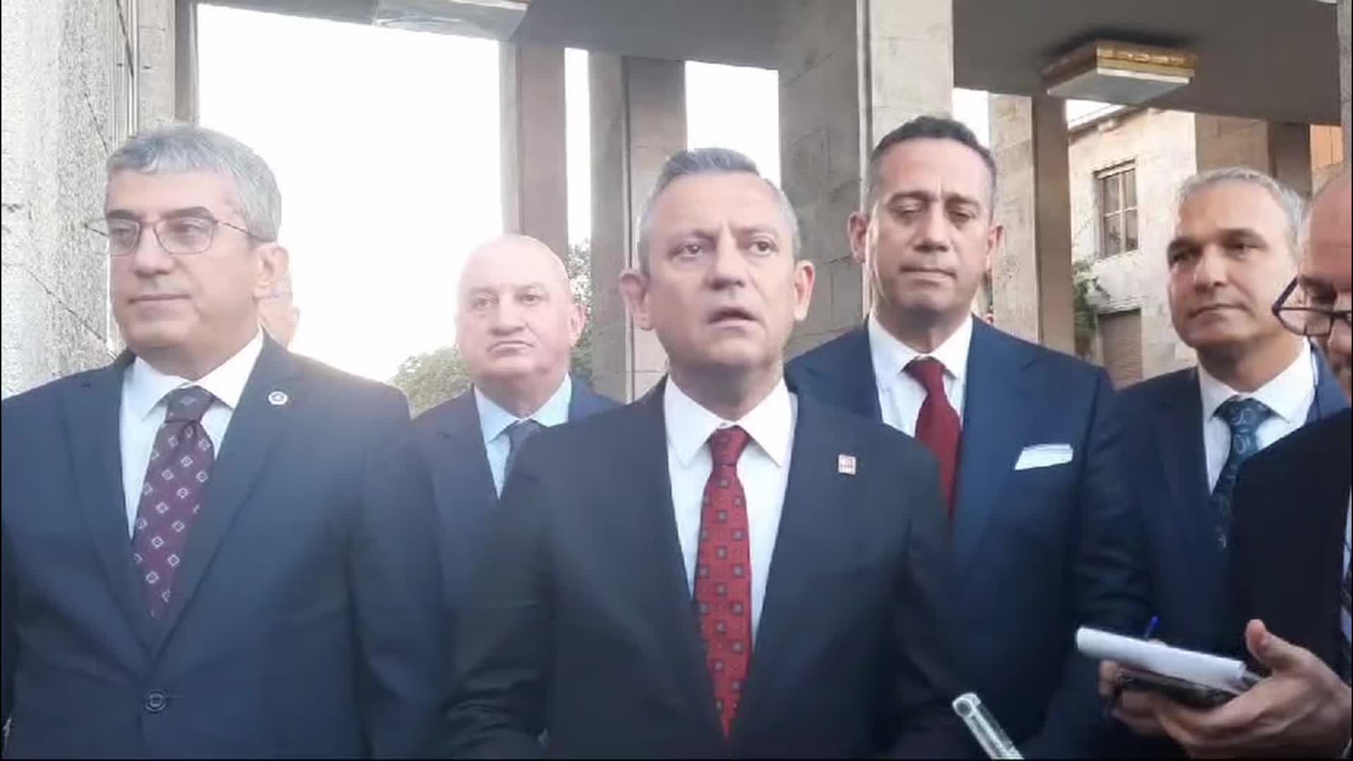 Özgür Özel: "Akşam haber kanallarında dış politika, askeri strateji konuşanların verdiği bilgilerden bir fazlası söylenmedi"