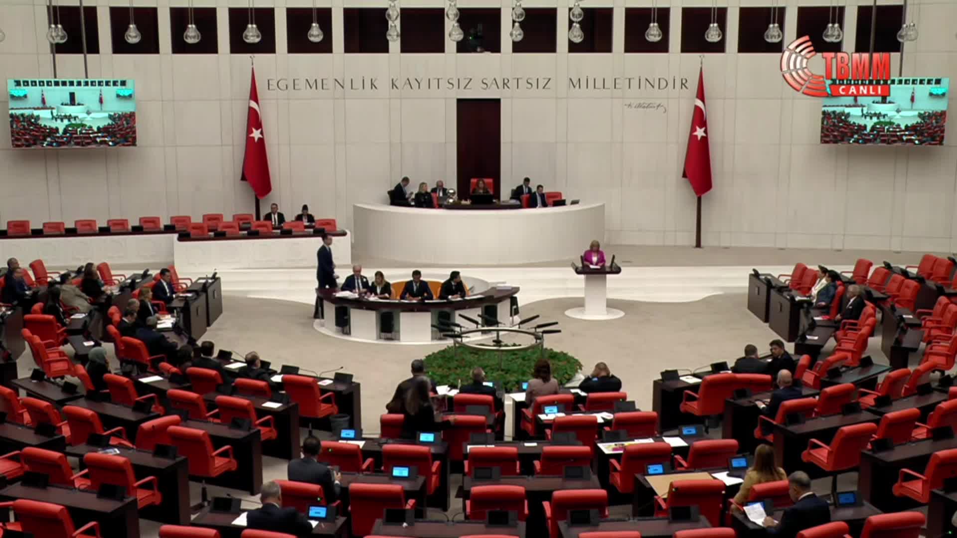 CHP'li Yönter, meme kanserinde erken teşhise dikkati çekmek için peruğunu çıkardı