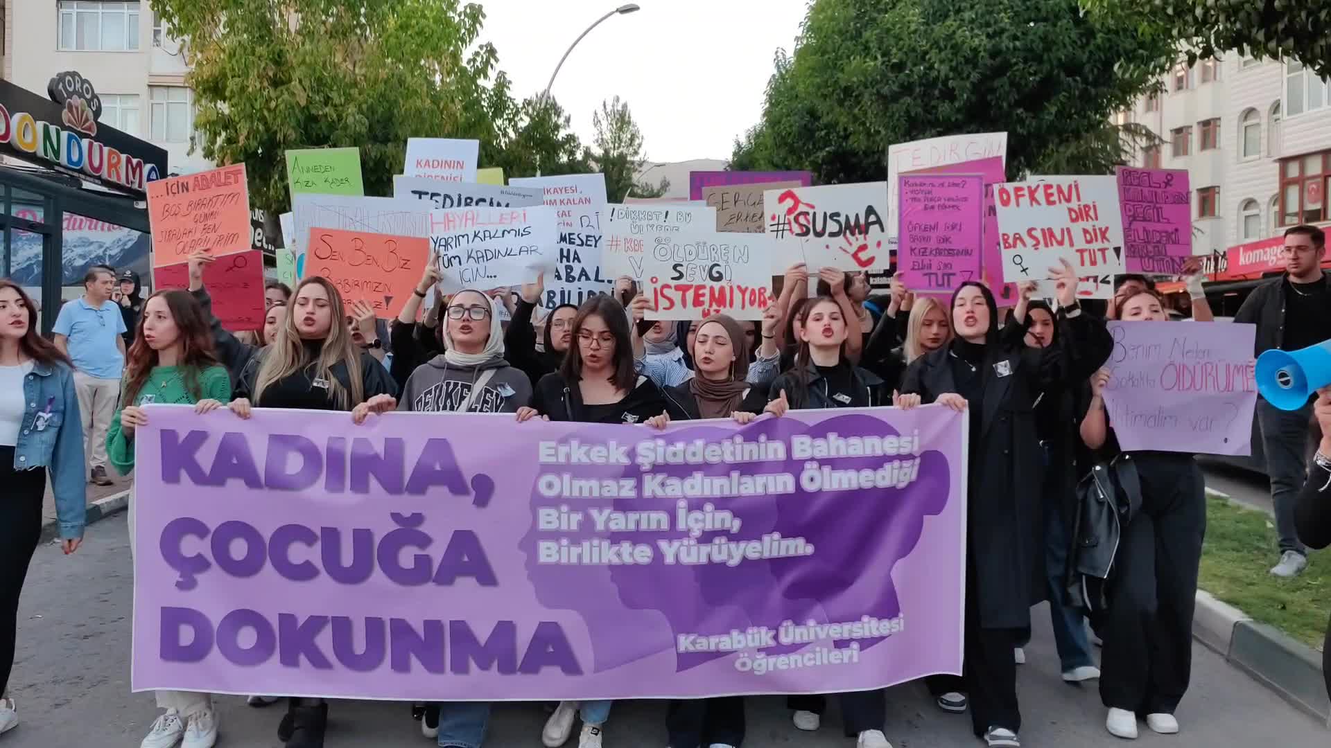 Karabük Üniversitesi Öğrenci Komisyonu kadınlar ve çocuklar için yürüdü
