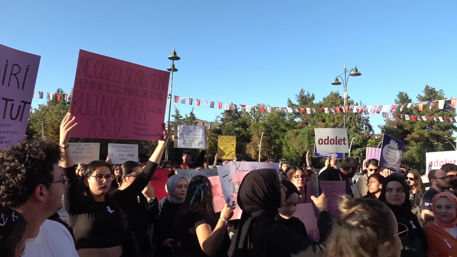 Burdur’da öğrencilerden kadın cinayetlerine karşı eylem