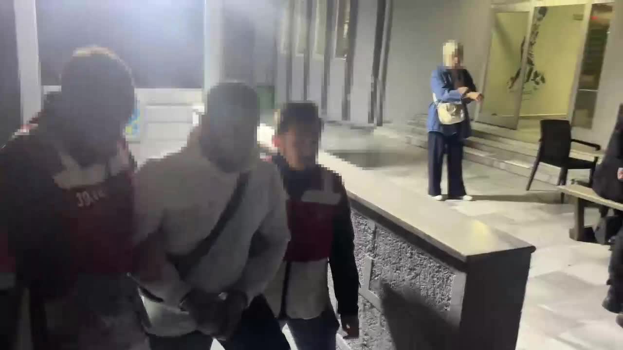38 yıl 11 ay kesinleşmiş hapis cezası bulunan şahıs, asayiş denetiminde sahte kimlik ve hapla yakalandı