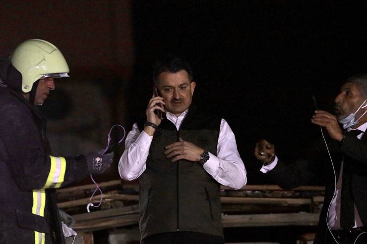 BAKAN PAKDEMİRLİ'NİN ENKAZ ÜZERİNDE TELEFON GÖRÜNTÜSÜ TEPKİ ÇEKTİ