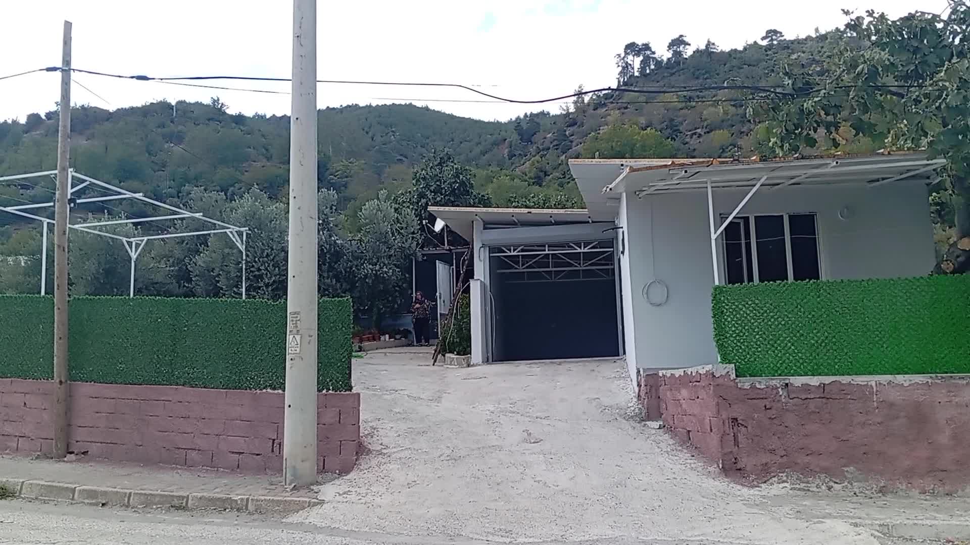 Depremde yıkılan binanın yerine yaptığı eve elektrik aboneliği alamayan depremzede: "Biz hangi çağda yaşıyoruz?"