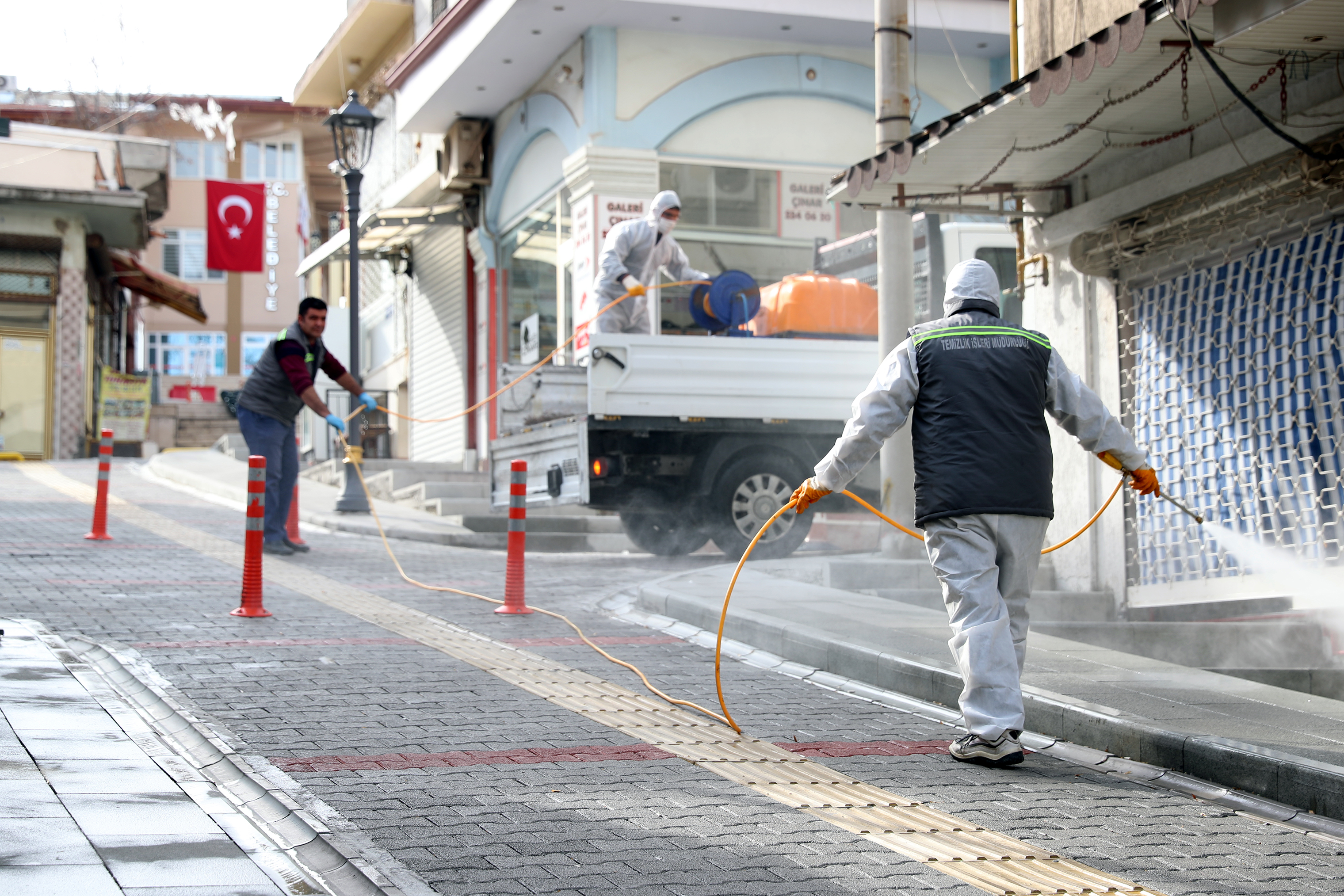 BURDUR'DA DEZENFEKSİYON ÇALIŞMALARI HIZ KESMİYOR