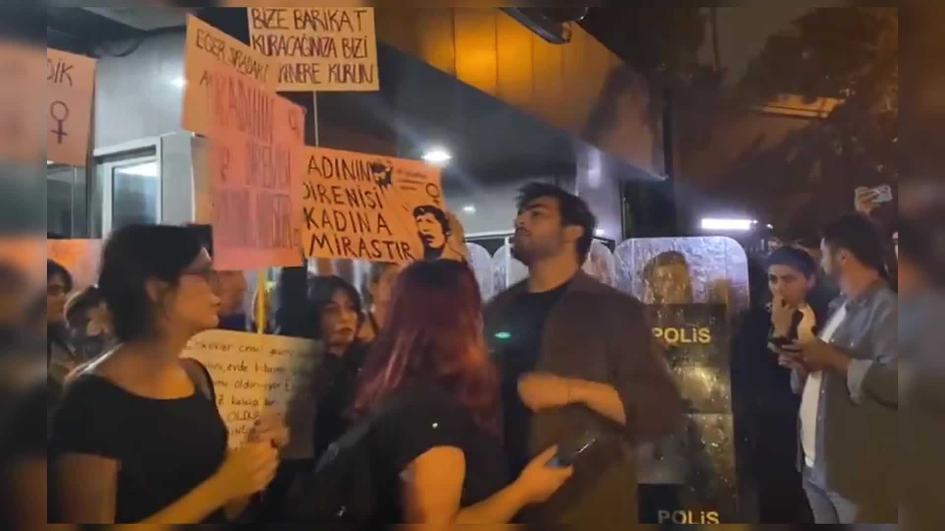 Marmara Üniversitesi Göztepe Kampüsü önünde kadın cinayetlerini protesto eyleminde 4 genç gözaltına alındı
