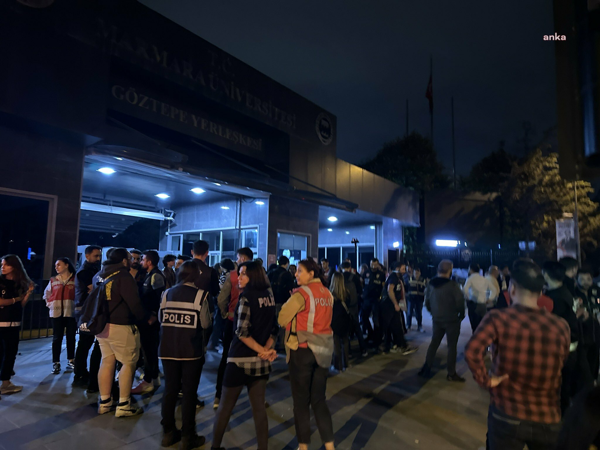 Üniversite önünde gençlerin gözaltına alınmasına CHP'lilerden tepki