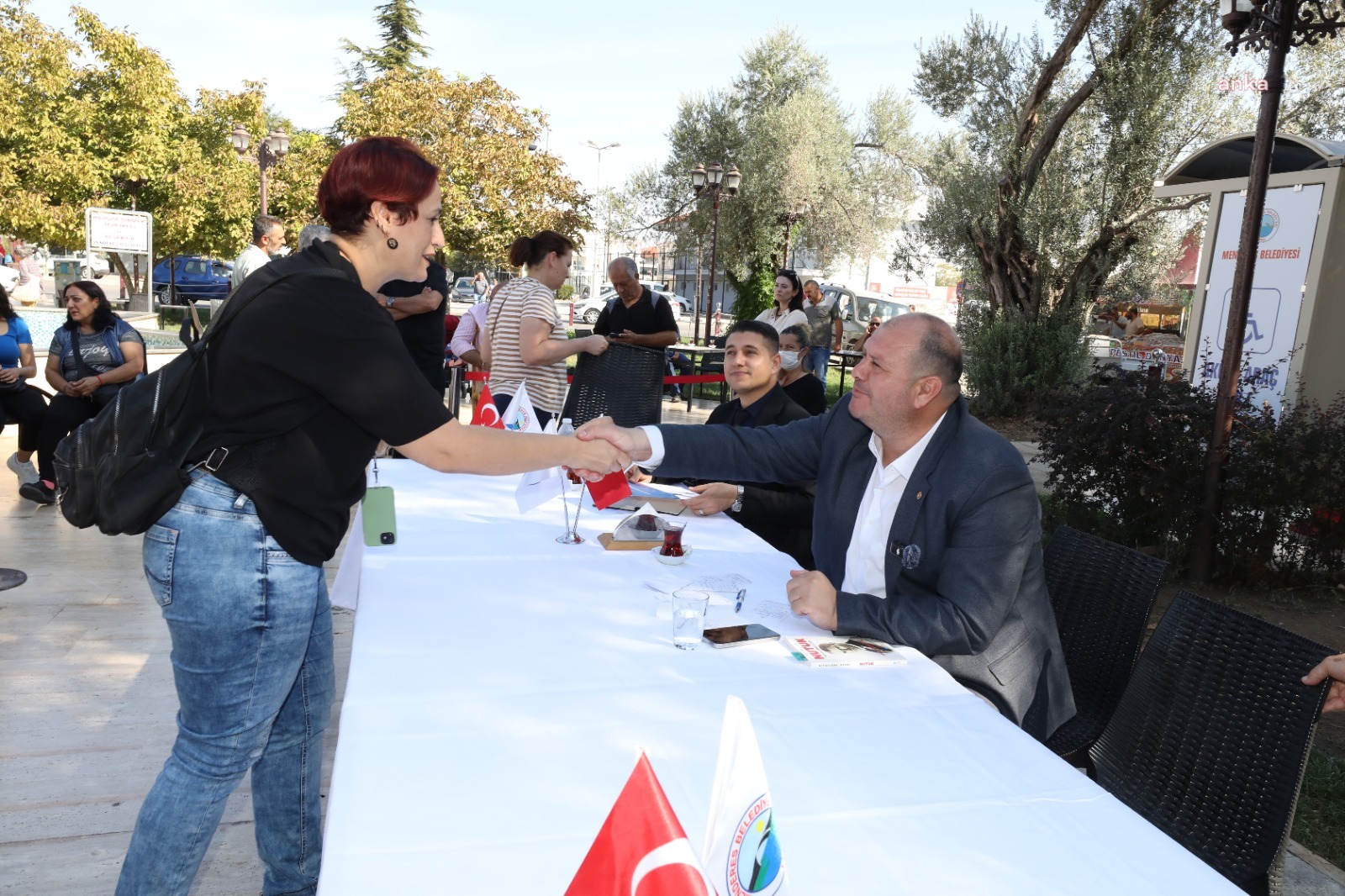 Menderes Belediye Başkanı Çiçek, vatandaşlarla bir araya gelerek talepleri dinledi