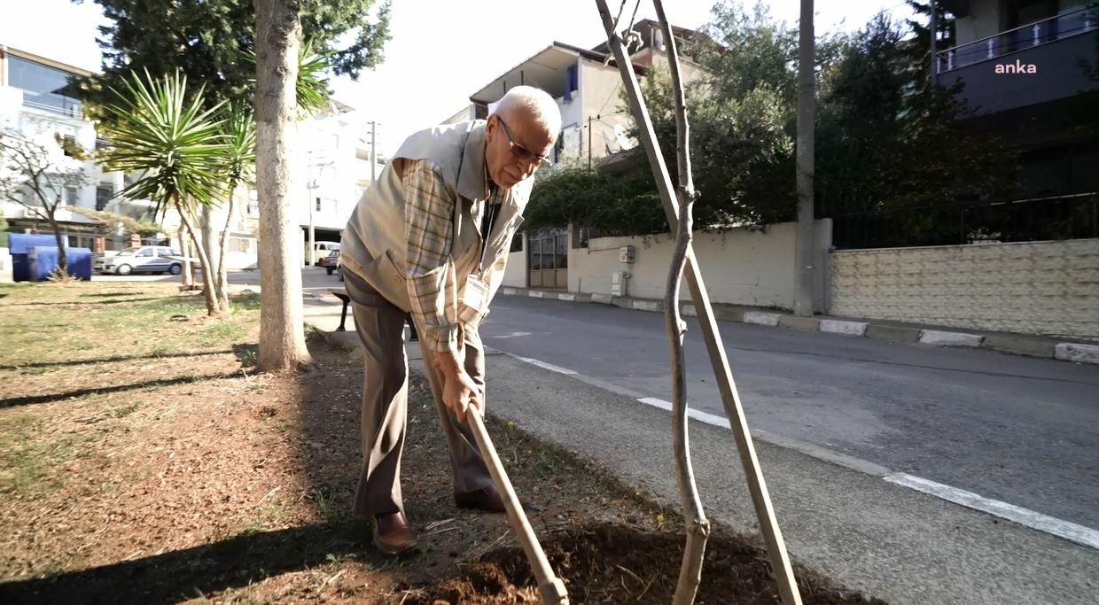 80 yaşındaki çevre gönüllüsü Bucalılara örnek oldu