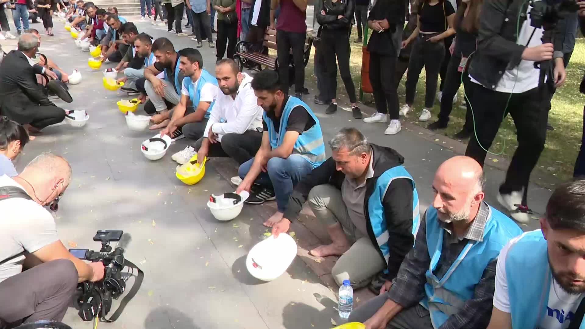 Fernas Madencilik işçilerinin TBMM’ye yürümesine polis izin vermedi, işçiler baretlerini yere vurarak protesto etti