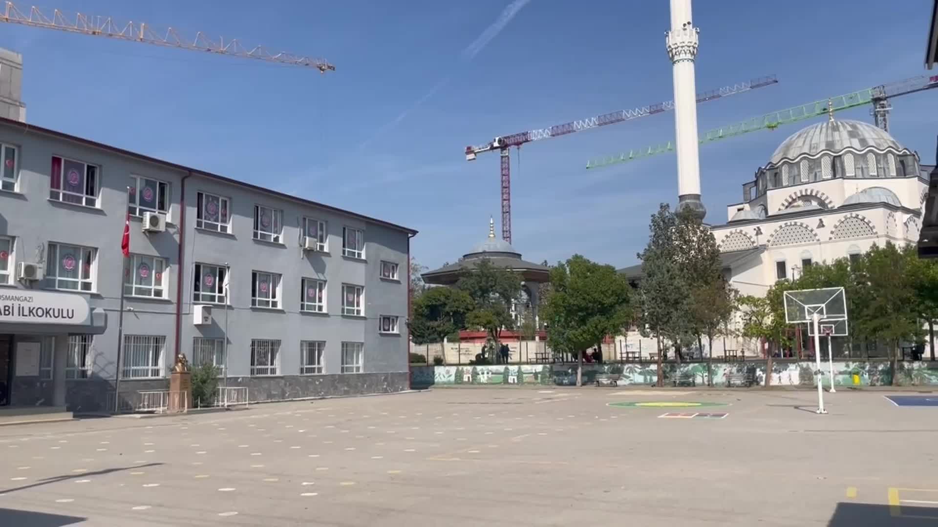 Bursa’da ilkokulun kentsel dönüşüm alanı içinde kalması nedeniyle veliler, öğrencilerin güvenliğinden endişeli