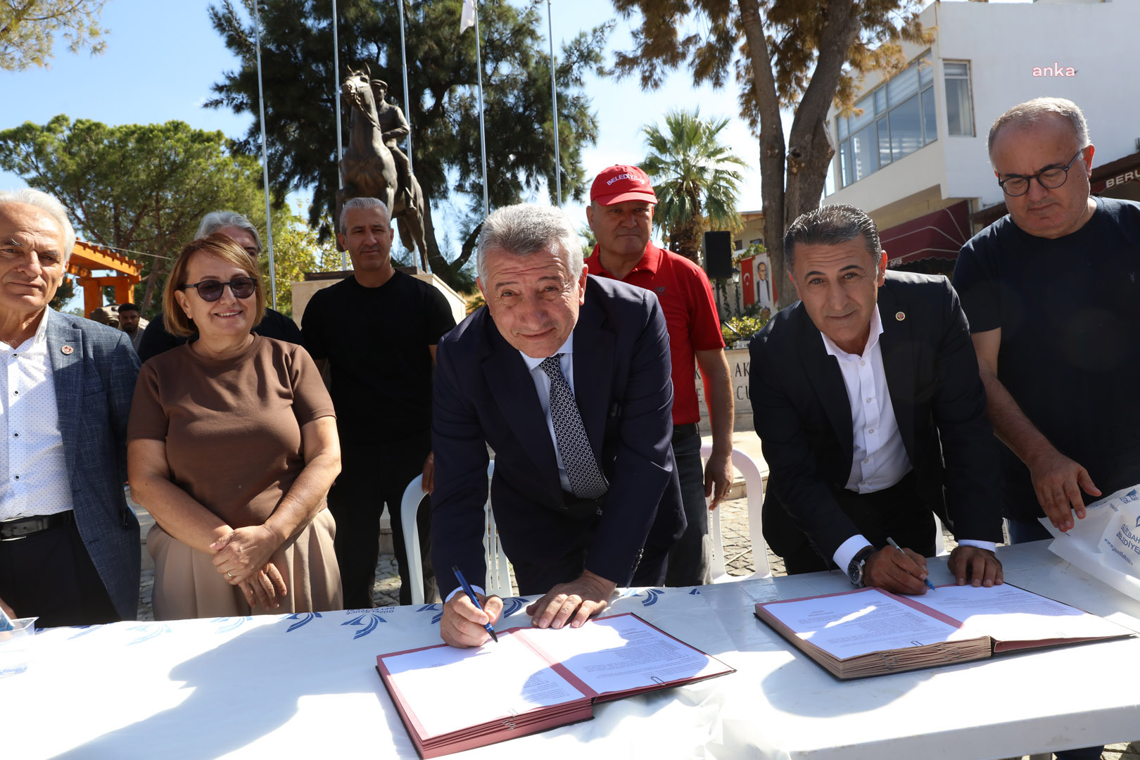 Güzelbahçe Belediyesi  Tüm-Bel-Sen ve Belediye İş Sendikası ile çifte sözleşme imzaladı
