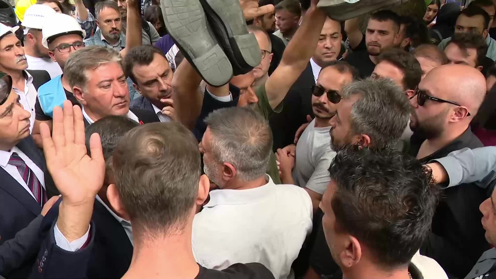 TBMM'ye yürüyüşlerine izin verilmeyen Fernas işçilerinden bir grup,  CHP'li milletvekillerinin araçlarıyla TBMM'ye gitti
