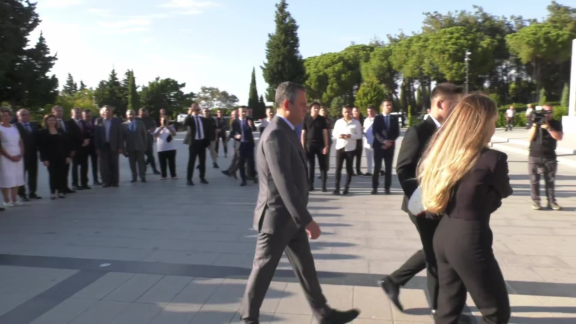 Özgür Özel, Çanakkale Şehitler Abidesi’ni ziyaret etti
