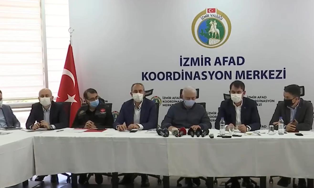 İZMİR'DE YIKILAN 17 BİNADAN 8'İNDE ARAMA KURTARMA ÇALIŞMALARI SÜRÜYOR
