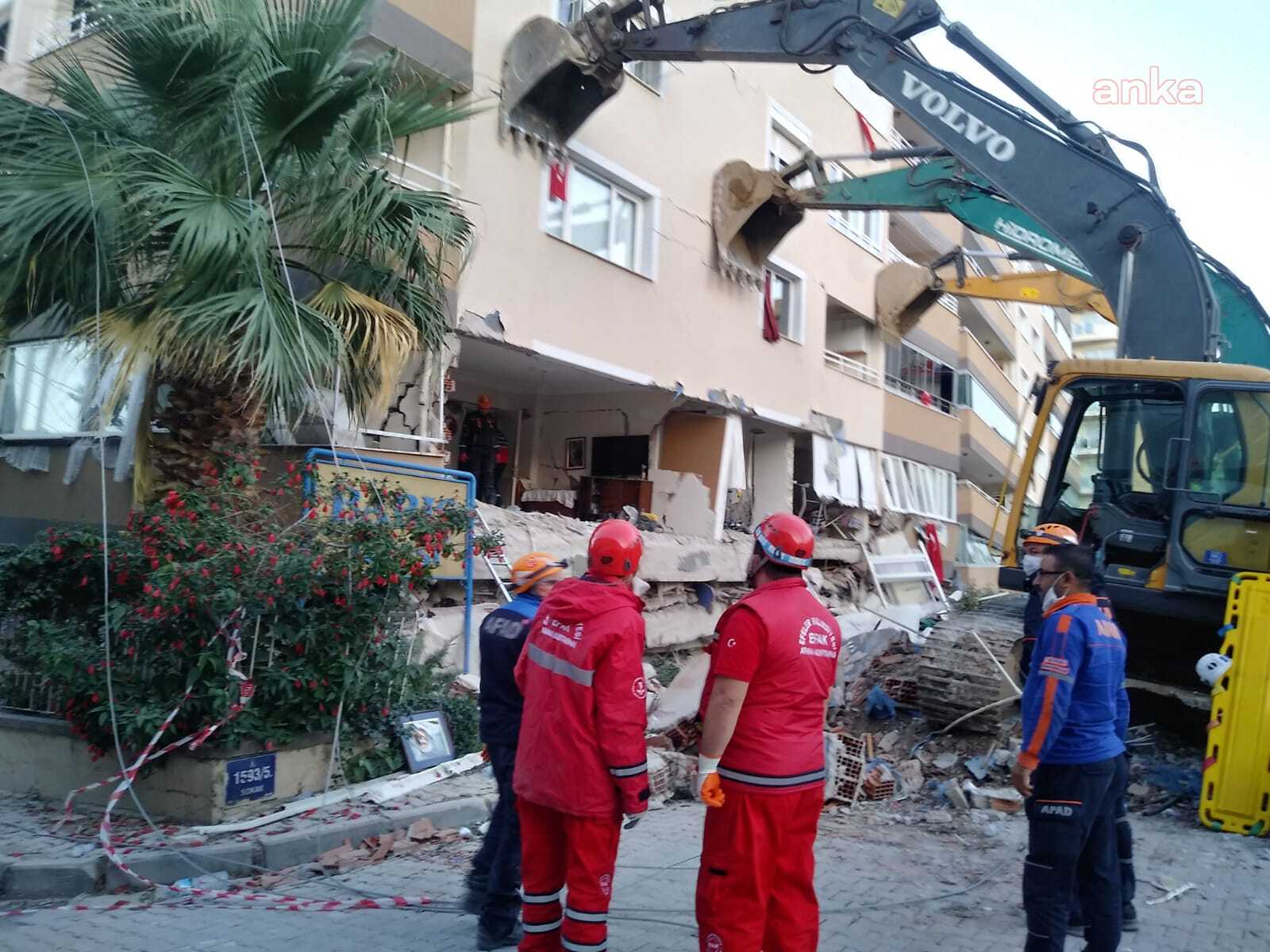 EFELER BELEDİYESİ EKİBİ İZMİR'DE ENKAZDAN 2 KİŞİYİ KURTARDI