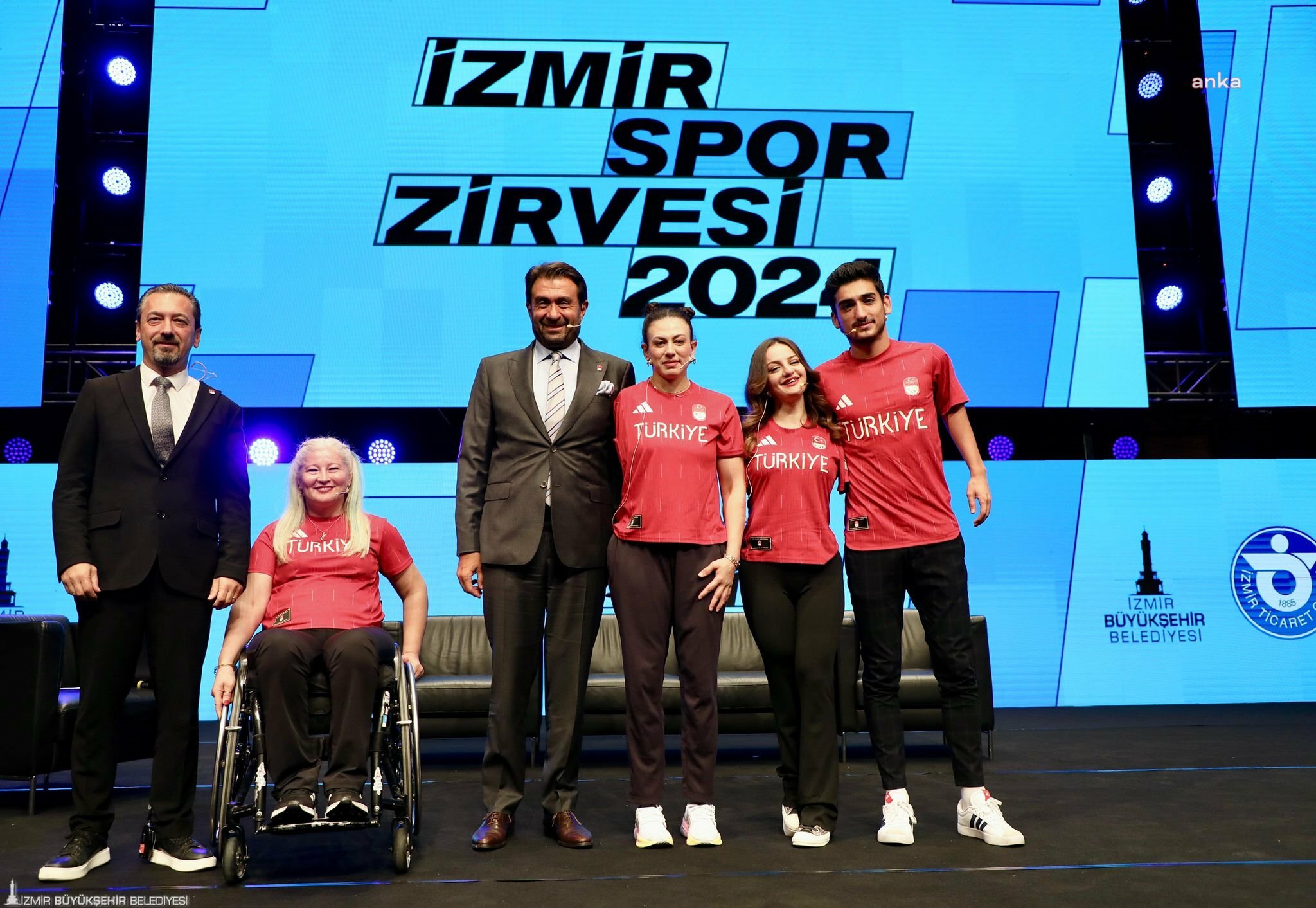 Eskişehir Büyükşehir Gençlik ve Spor Kulübü’nün milli yüzücüsü Sümeyye Boyacı, İzmir Spor Zirvesi’ne katıldı