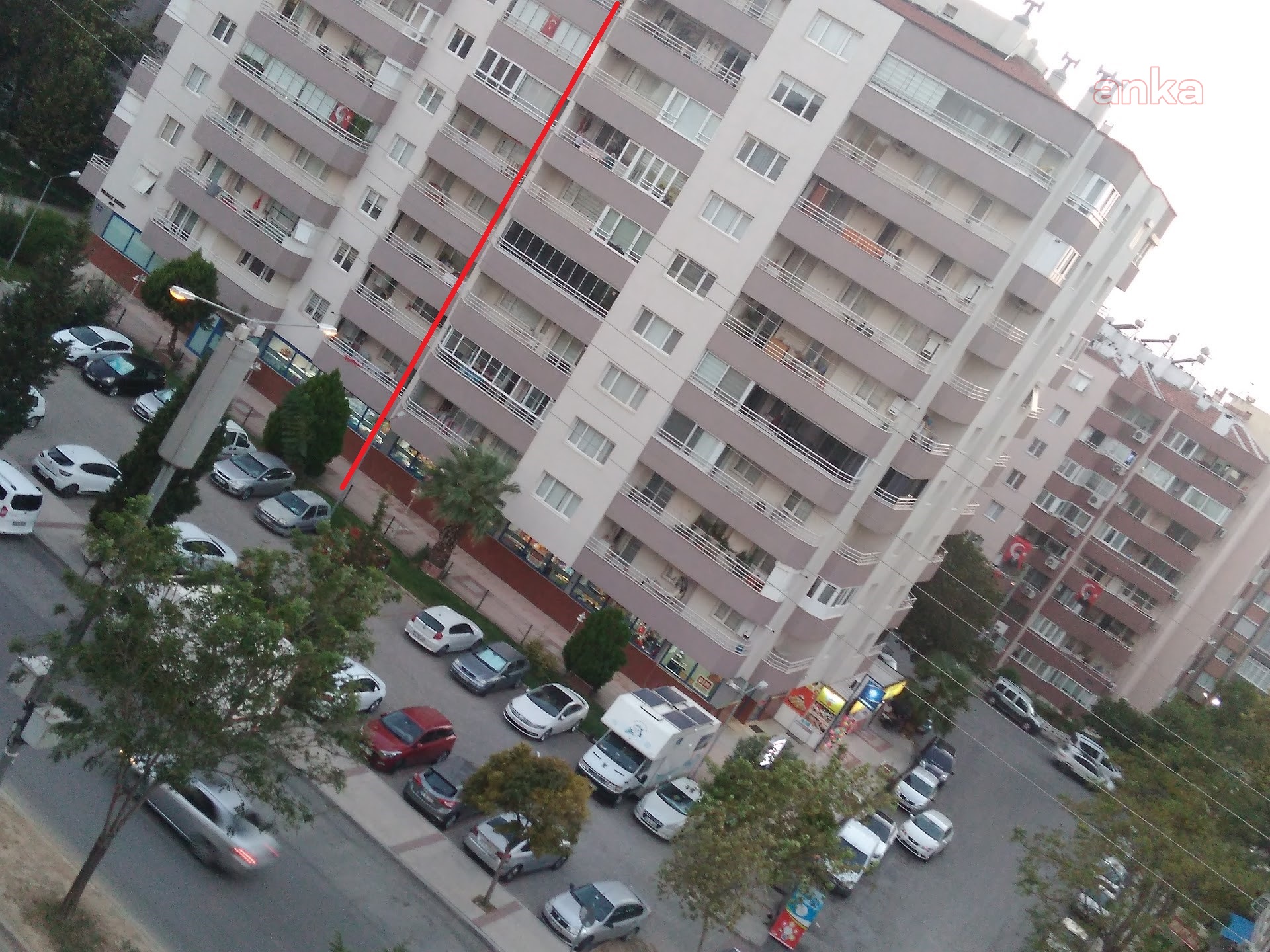 İZMİR'DEKİ DEPREMDE İLK 3 KATI ÇÖKEN BİNA VİNÇLERLE DESTEKLENDİ