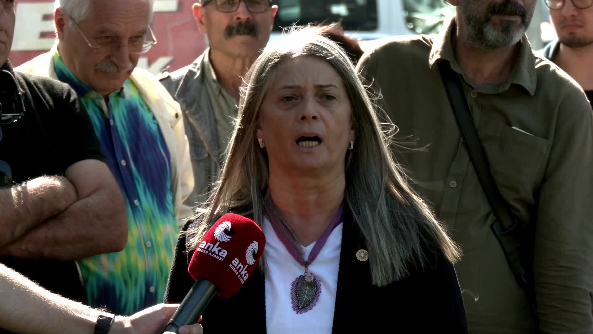 Trabzon'un Hayrat ilçesinde kurulmak istenen HES projesine Çevre Şehircilik ve İklim Değişikliği Bakanlığı önünde protesto
