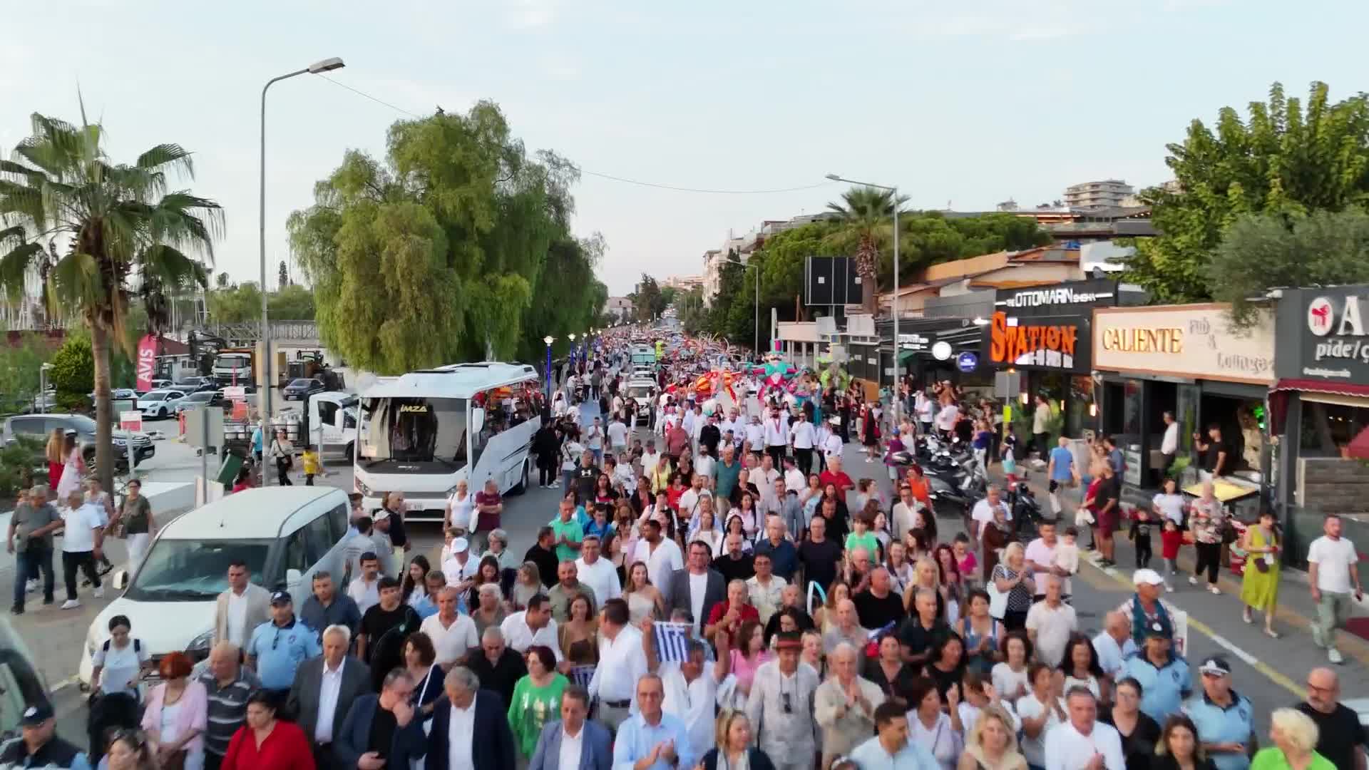 Kuşadası Sokak Festivali renkli görüntülerle başladı