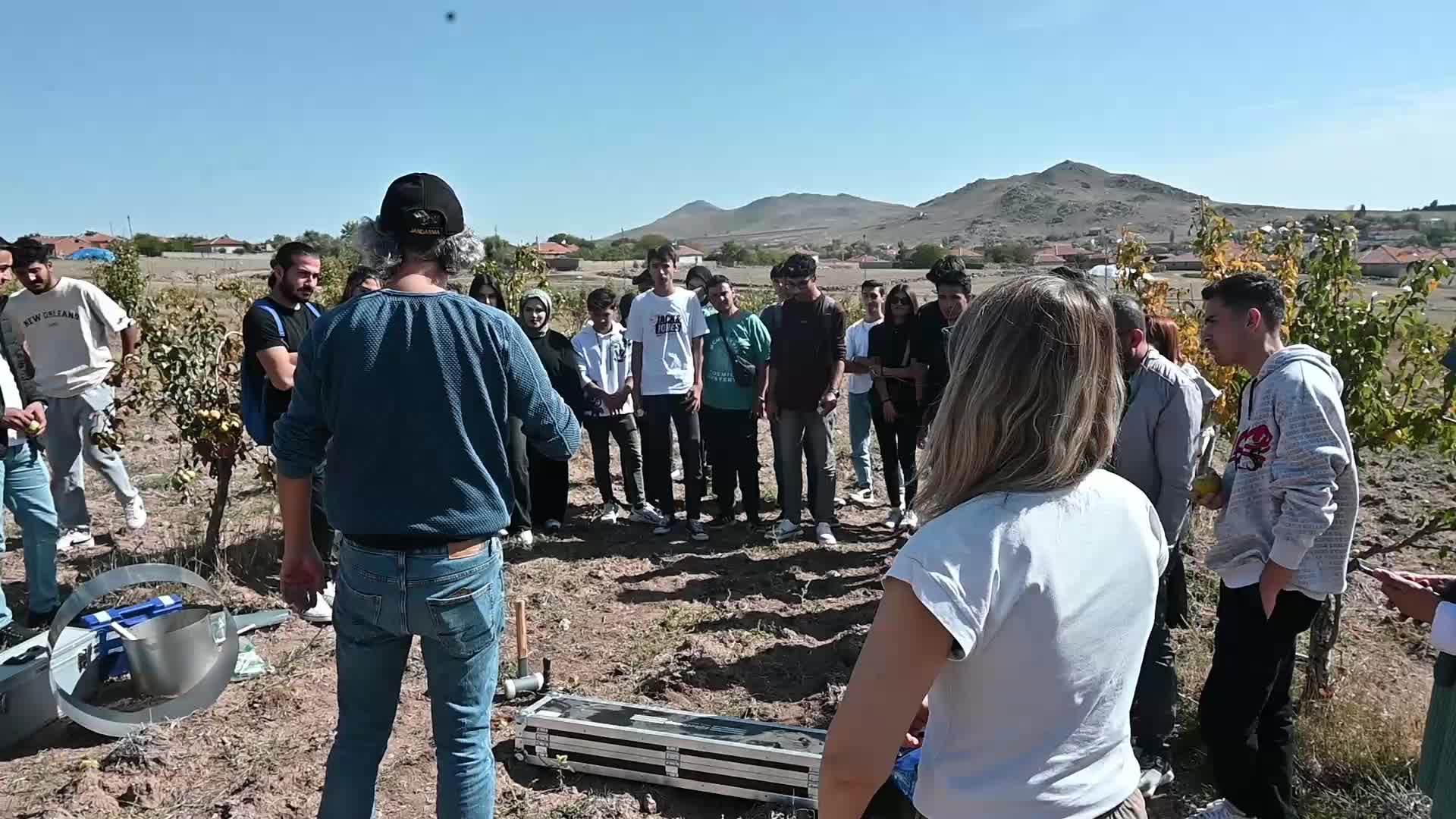 Yozgat’ta geleceğin ziraat mühendisleri, analizini yaptığı toprağı işleyerek hasat yapıyor