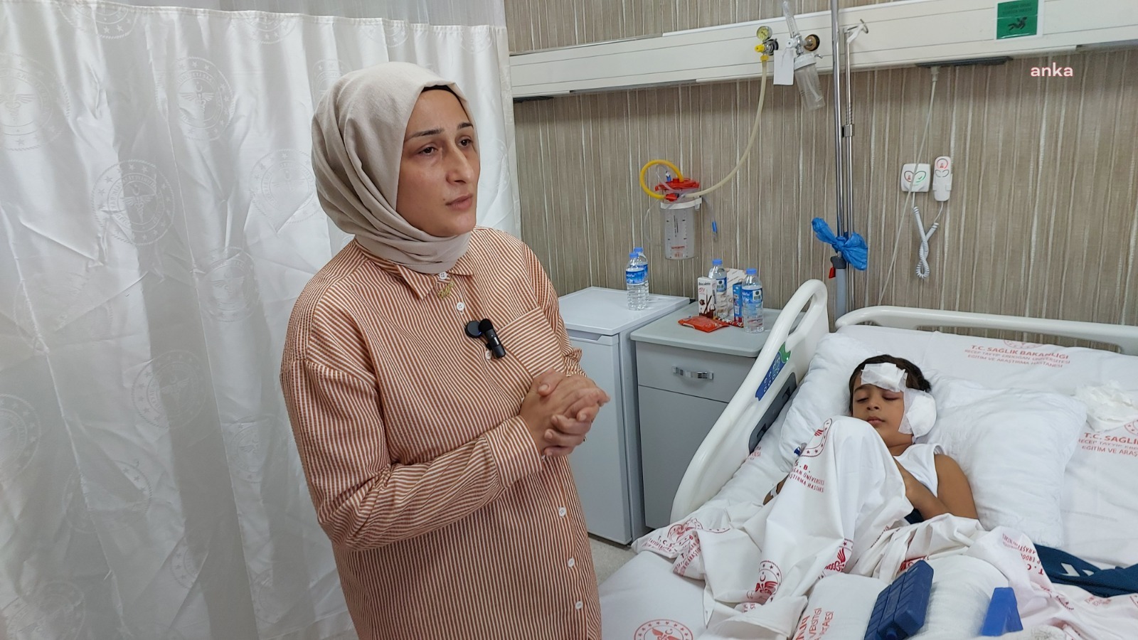 Rize'de okulun bahçesinde oynarken üzerine demir kapı düşmesi sonucu yaralanan öğrencinin tedavisi devam ediyor