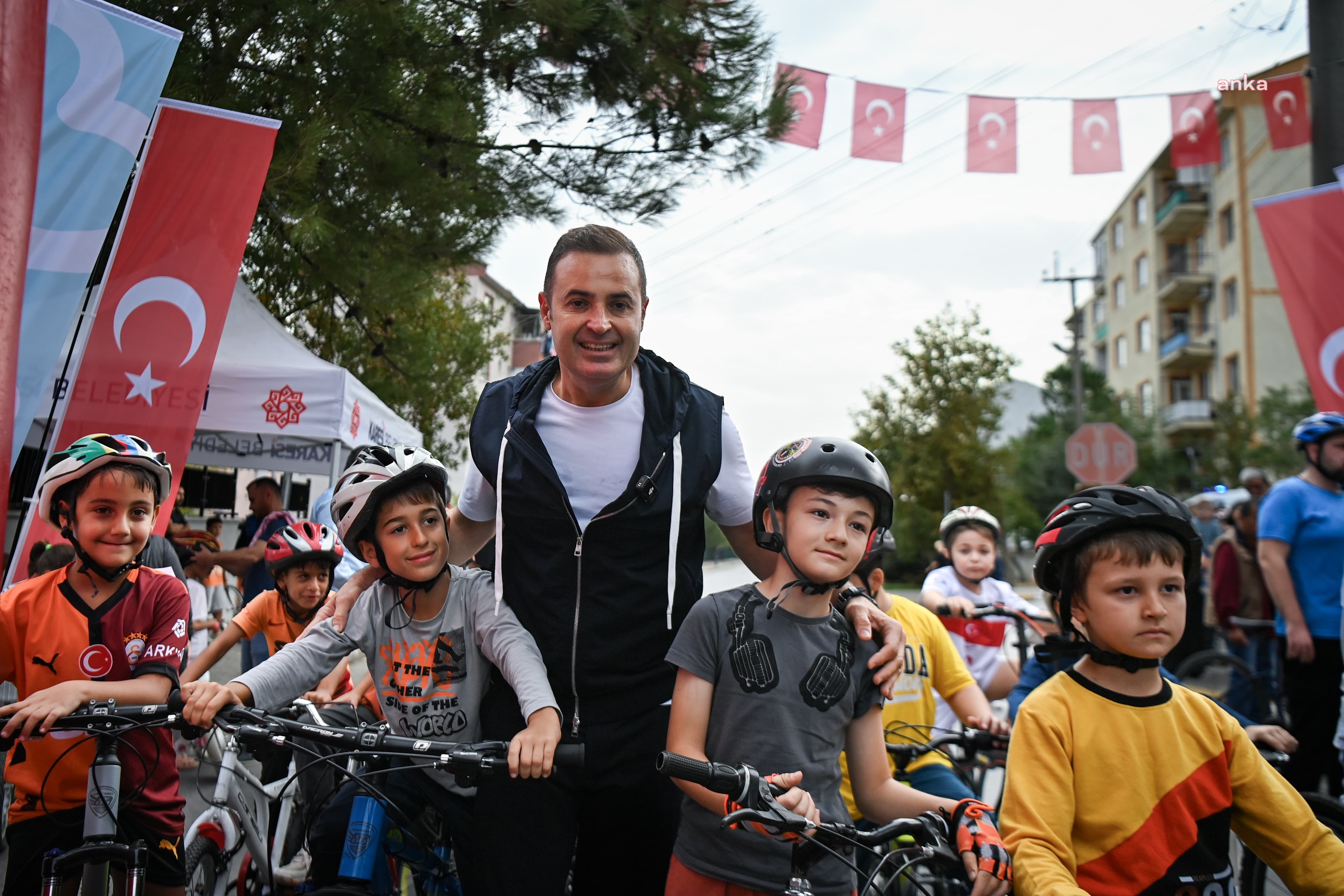 Balıkesir Büyükşehir Belediye Başkanı Akın, çocuklarla pedal çevirdi