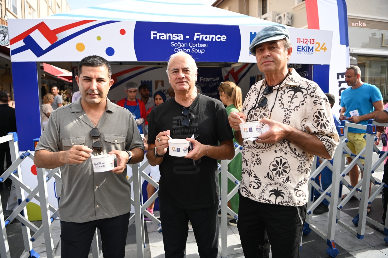 Uluslararası Kuşadası Sokak Festivali, renkli etkinlikleriyle devam ediyor