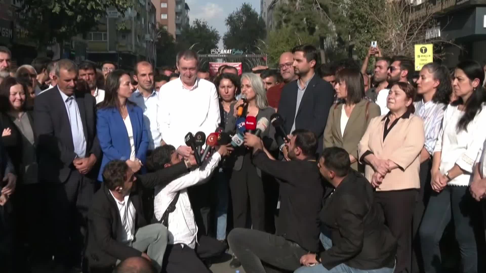 Diyarbakır'da DEM Partililer'den Sanat Sokağı'nda açıklama... Tuncer Bakırhan: "Ekonomi çöktü, toplum çürüdü, toplumsal gerginlikler had safhaya çıktı, politikanız iflas etti”