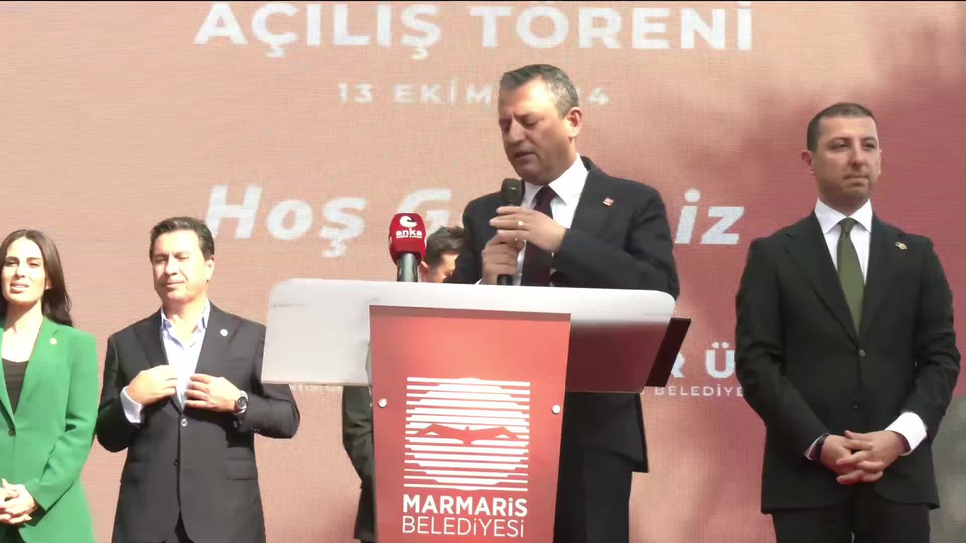 Özgür Özel’den, Kurtulmuş’un anayasa sözlerine tepki: Biz Anayasa'nın dört maddesine, her bir kelimesine, her bir satırına bağlıyız, tartıştırmayız, tartışanın alnını karışlarız. Nokta”