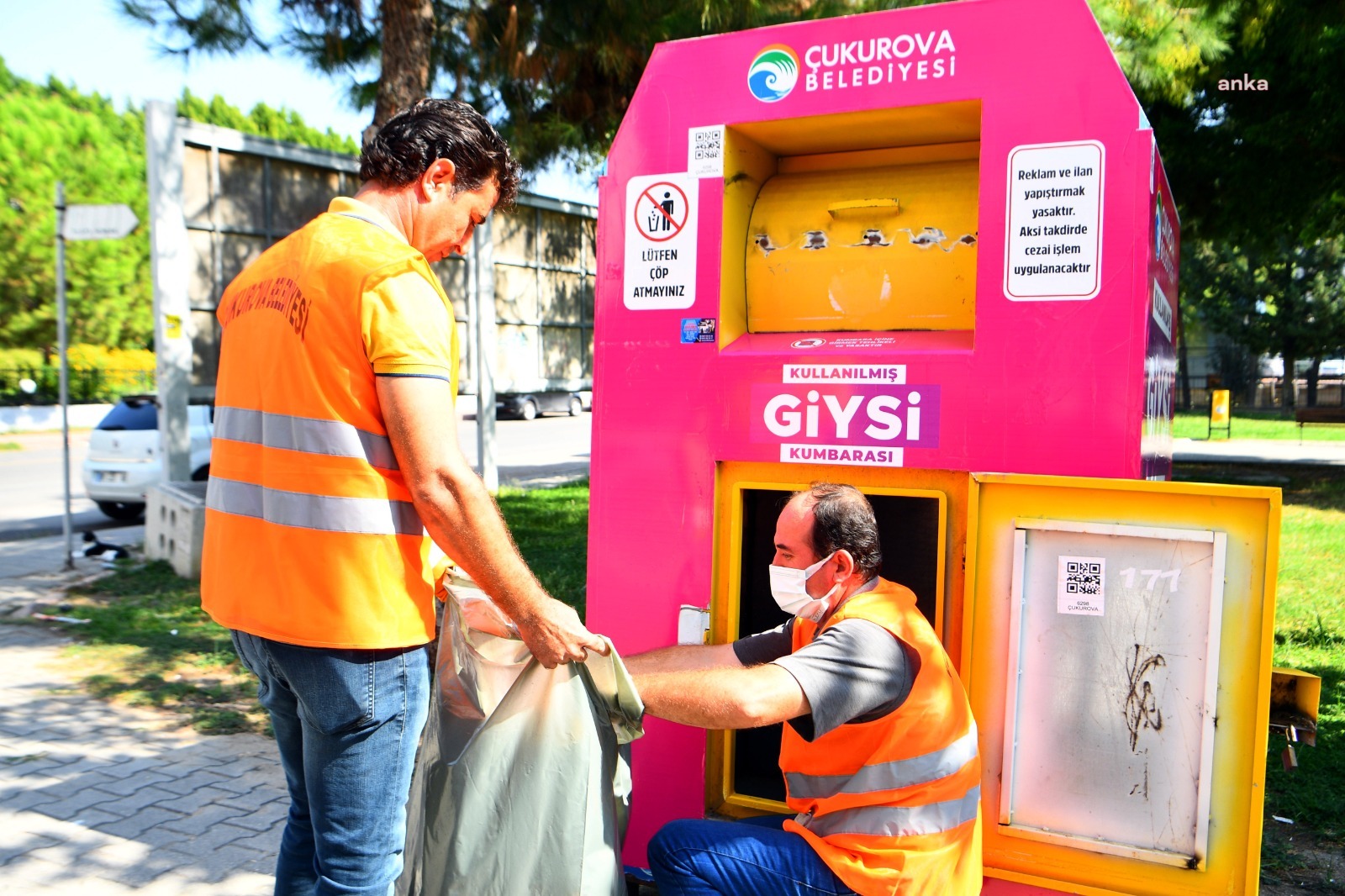 Çukurova’da giyilmeyen kıyafetler kumbaraya atılıyor