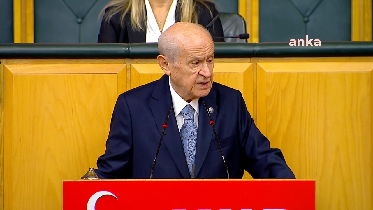 Devlet Bahçeli, grup toplantısında Anayasa'nın ilk dört maddesini okudu: "Anayasanın ilk dört maddesini sulandırmak, demokratik bir angajmanın neticesi olmayıp gizli saklı emellerin tezahürüdür"