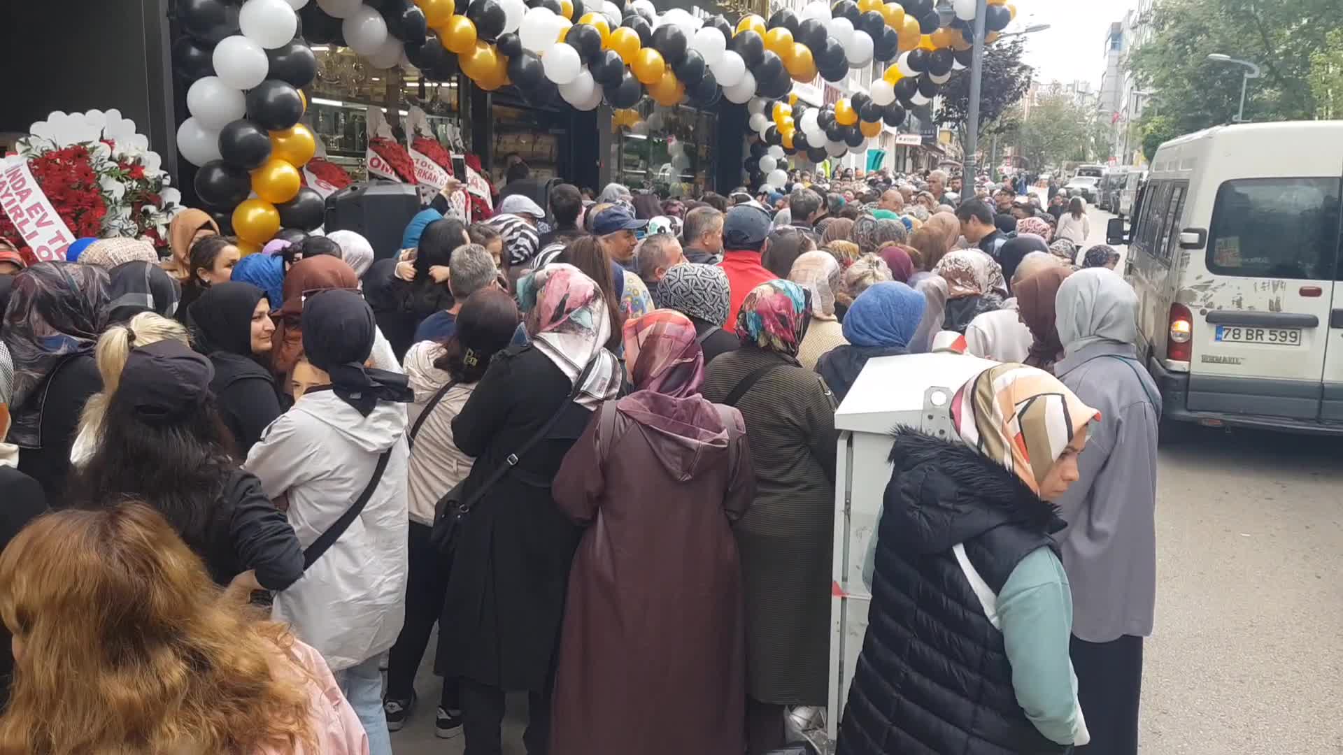 Karabük’te indirimli züccaciye mağazası açılışında izdiham yaşandı