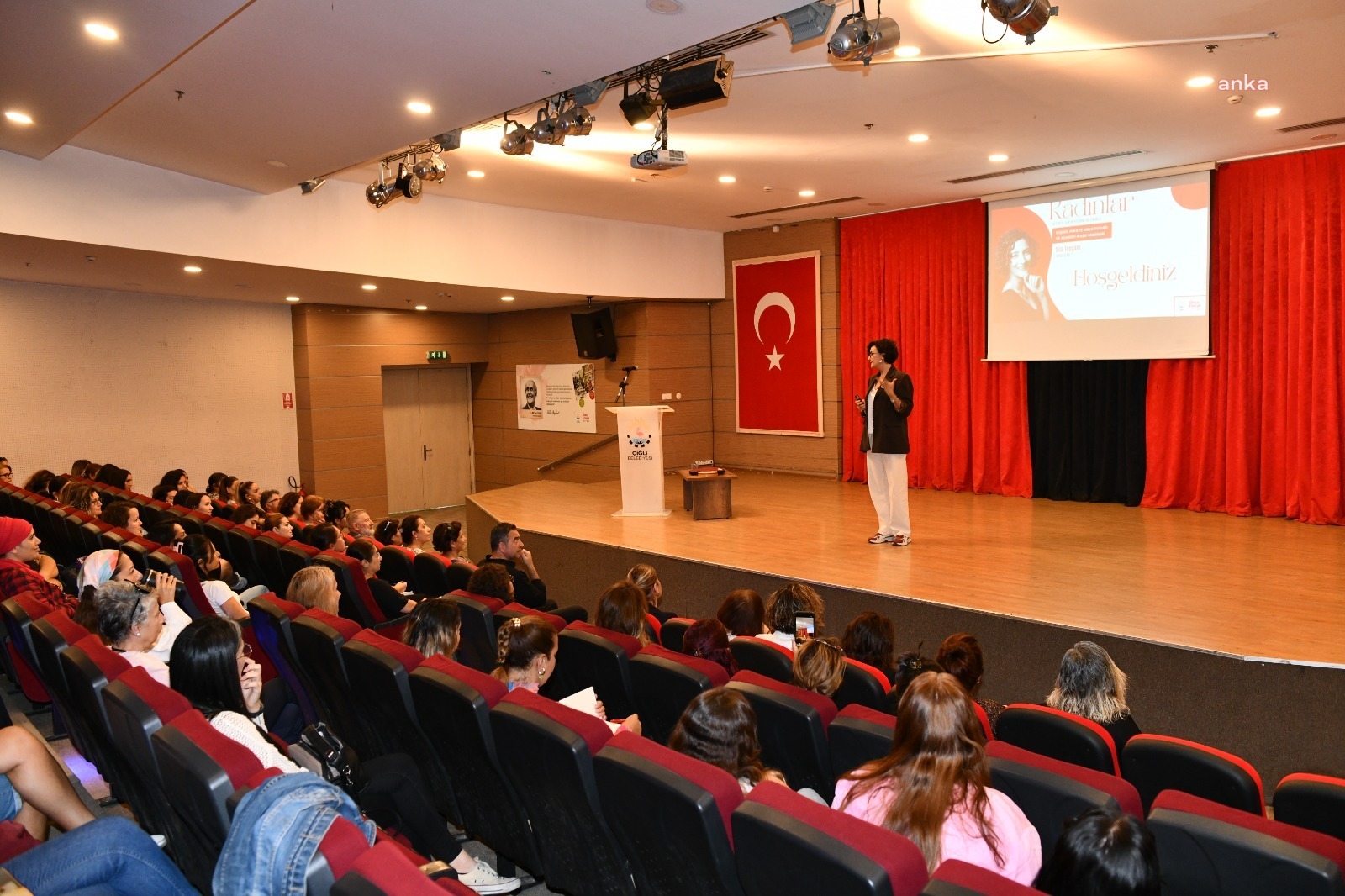 Çiğli Belediyesi'nin düzenlediği "Kişisel Hikaye Anlatıcılığı ve Kendini Sevme" semineri yoğun ilgi gördü
