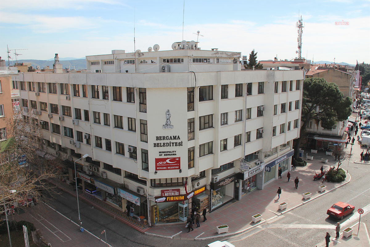 Bergama Belediyesi Şehir Tiyatrosu Genel Sanat Yönetmeni, sahneyi izinsiz kullandığı gerekçesiyle tazminatsız işten çıkarıldı