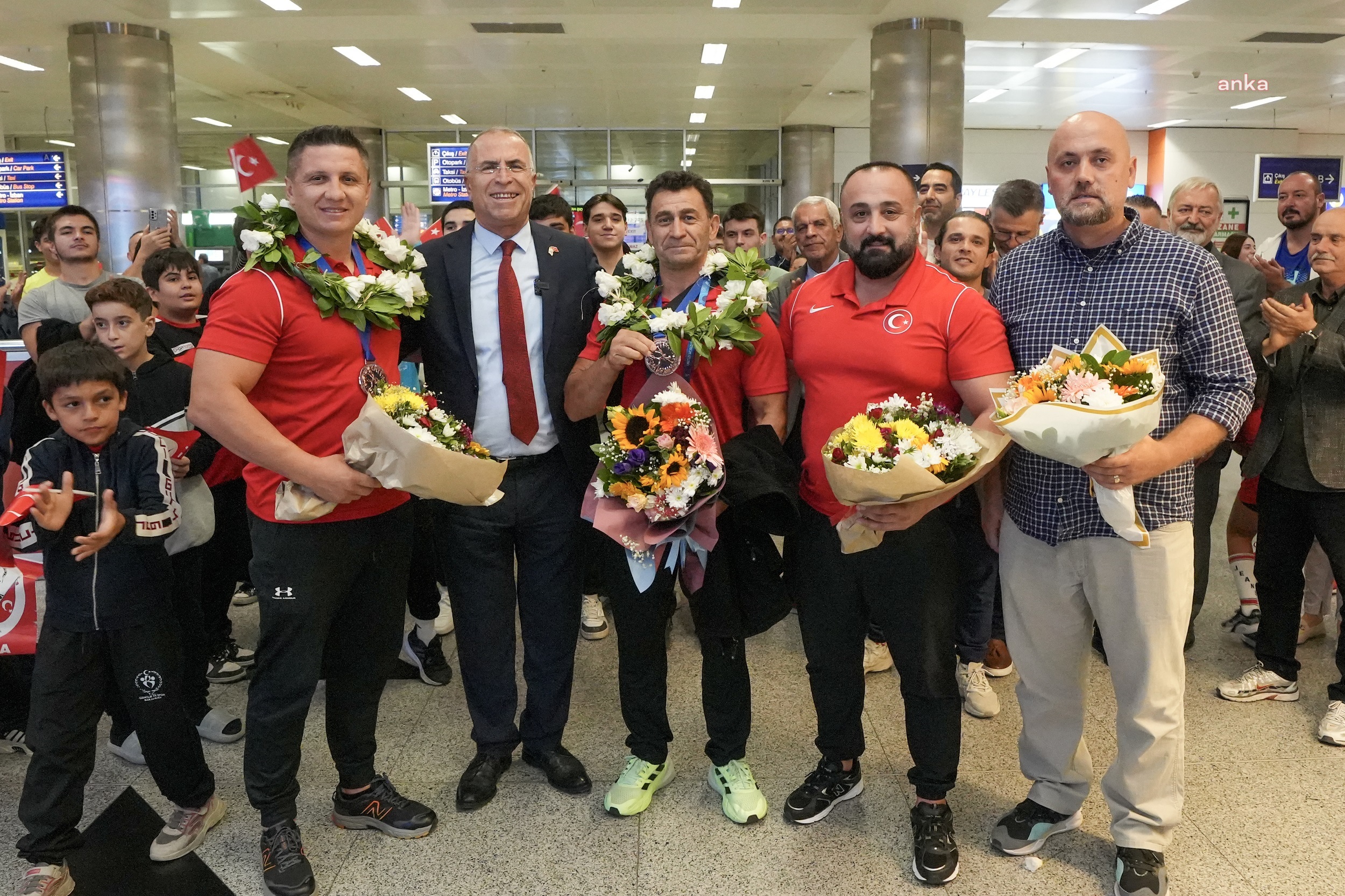 Gaziemirli güreşçi Oktay Kahraman, ilçeye bronz madalyayla döndü