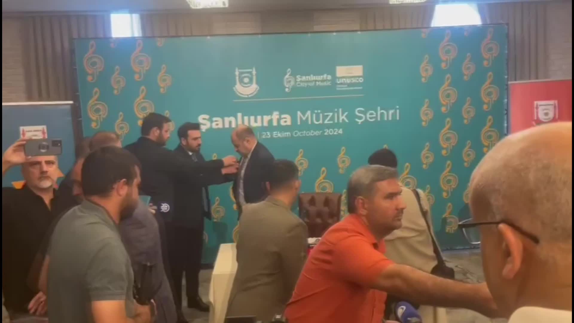 Şanlıurfa Büyükşehir Belediye Başkanı Mehmet Kasım Gülpınar, basın toplantısı sırasında depreme yakalandı