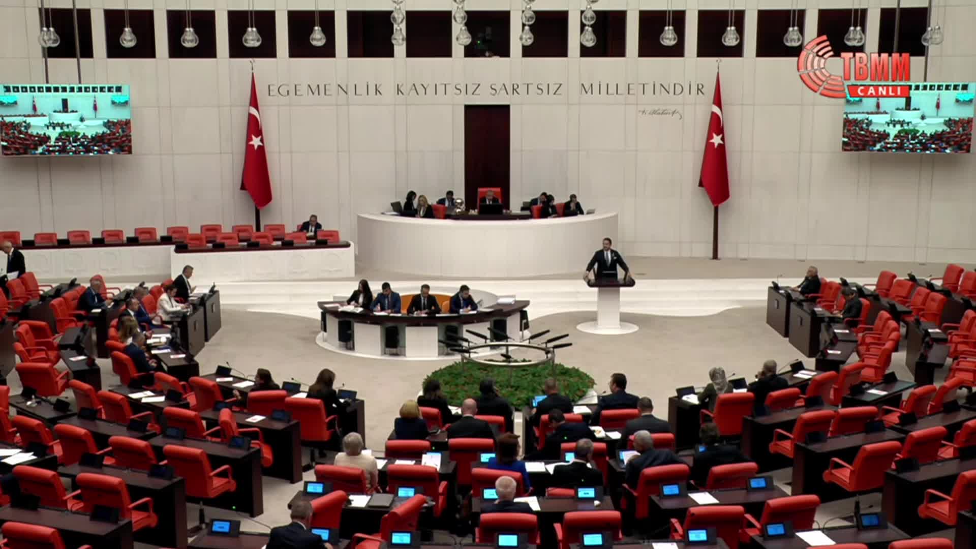 Umut Akdoğan: "Madem sokaktaki bu cinnet halinin önüne geçemeyeceğiz, biz 600 milletvekili burada ne iş yapıyoruz, ne işe  yararız"