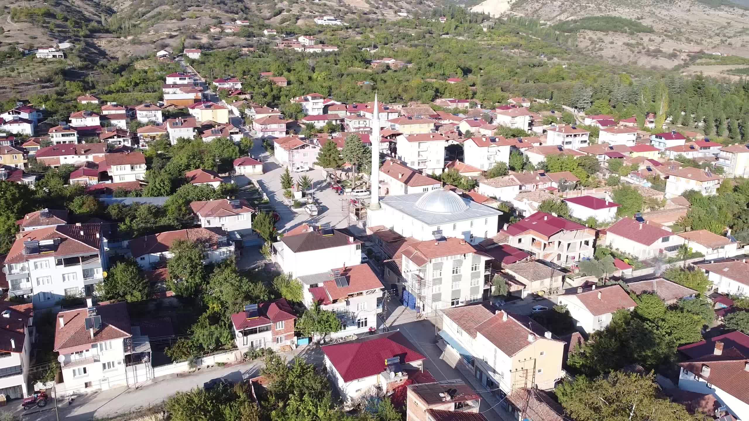 Amasya'da ekim ayında kiraz ağaçları çiçek açtı... Çiftçi Ahmet Celep: "Bu bize ekonomik olarak bir zarar"
